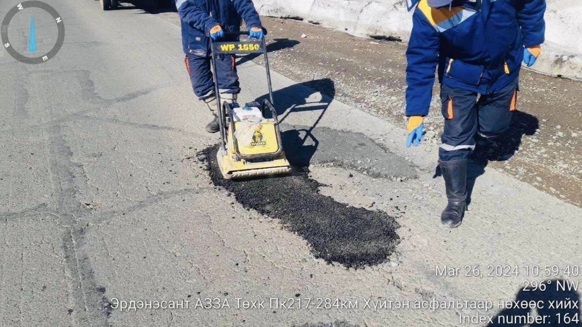 Улаанбаатар-Арвайхээр чиглэлийн авто замын 217-284 км-т үүссэн нүхэн эвдрэлийг хүйтэн асфальт бетоноор засварлажээ