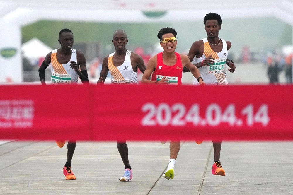 Бээжингийн хагас марафонд тэргүүлсэн Африкийн тамирчид медалиа ХУРААЛГАЖЭЭ