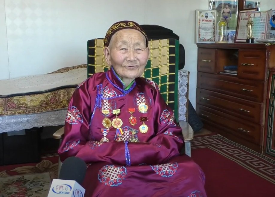 Д.Лхагва 94 насандаа “Шүлгийн түүвэр” номоо гаргажээ