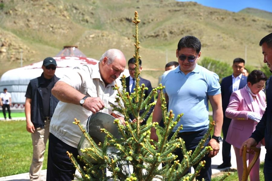 БНБУ-ын Ерөнхийлөгч А.Г.Лукашенко айлчлалаа өндөрлүүлэхийн өмнө дурсгалын мод тарилаа