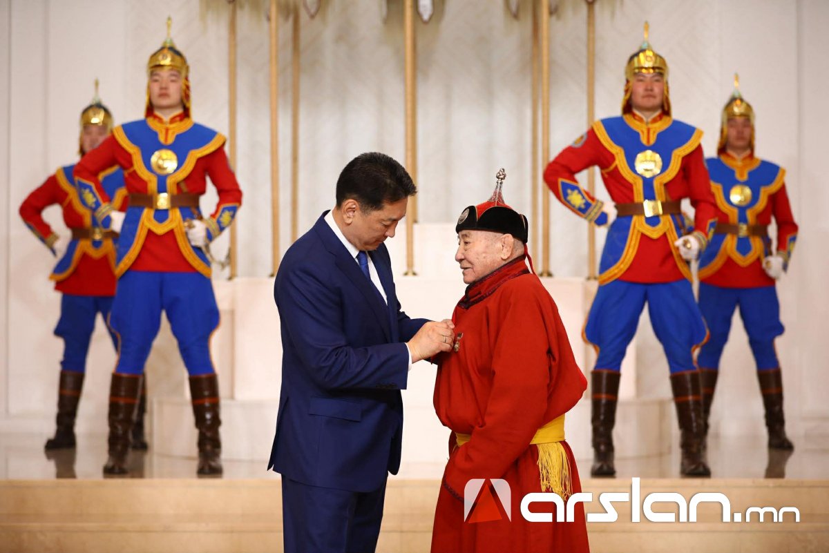 Ардын багш Д.Сэрээтэрт Хөдөлмөрийн баатар, Соёлын гавьяат зүтгэлтэн Т.Баасансүрэнд Ардын багш цол хүртээлээ