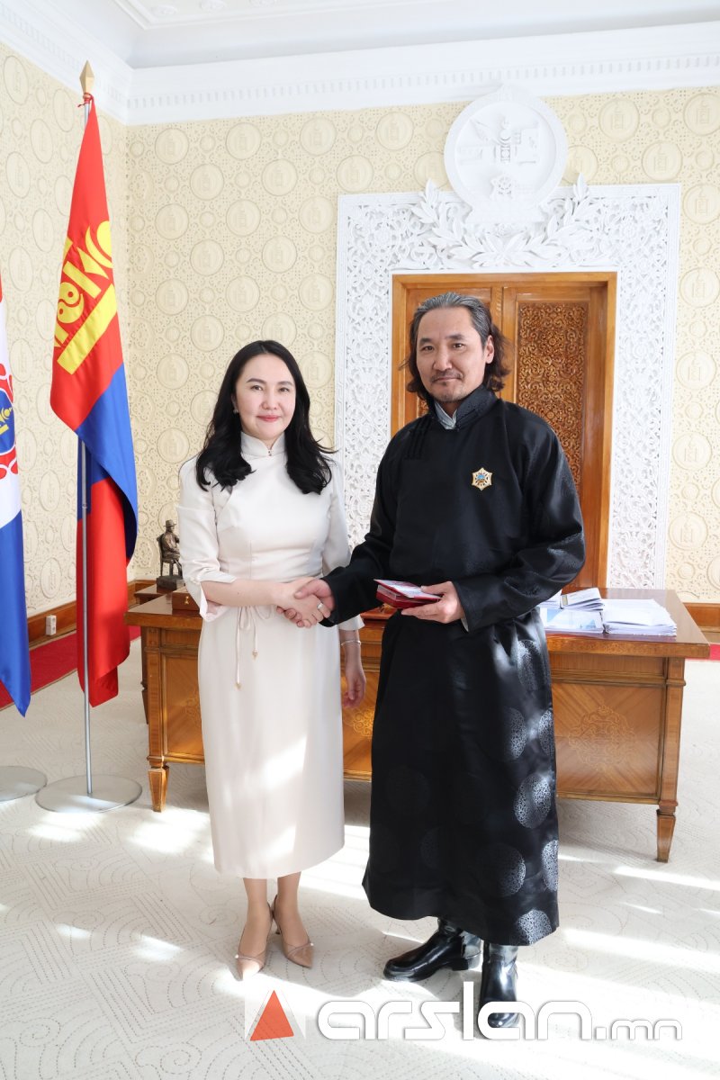 Соёл, спортын салбарт үр бүтээлтэй, амжилттай ажилласан эрхмүүд төрийн шагналаар шагнагдлаа