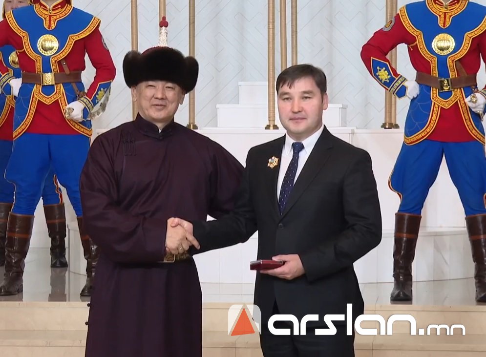 “Гранд Мед“ эмнэлгийн Нуруу нугасны тусгай тасгийн эрхлэгч Б.Нурбекийг Алтангадас одонгоор шагналаа