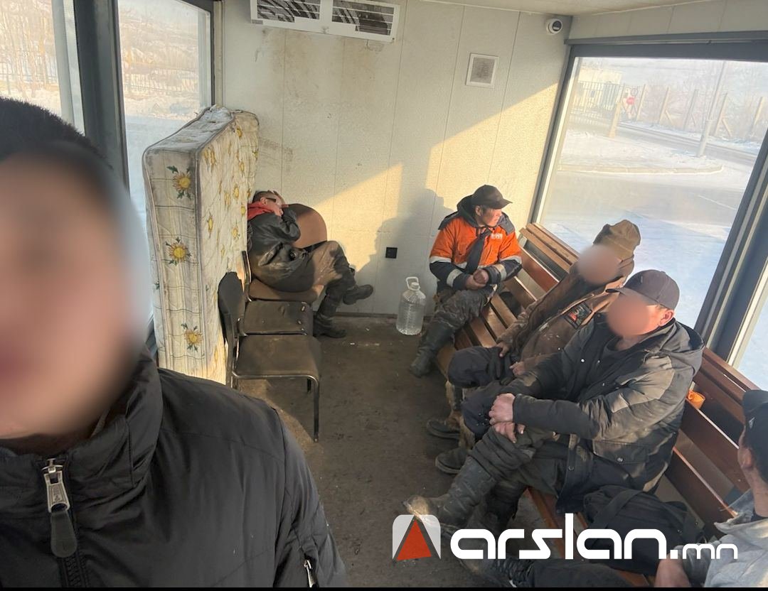 Улаанчулуутын автобусны буудлын дулаан зогсоолын хаалгыг эвдэн орж, матрас тавьж хоногложээ
