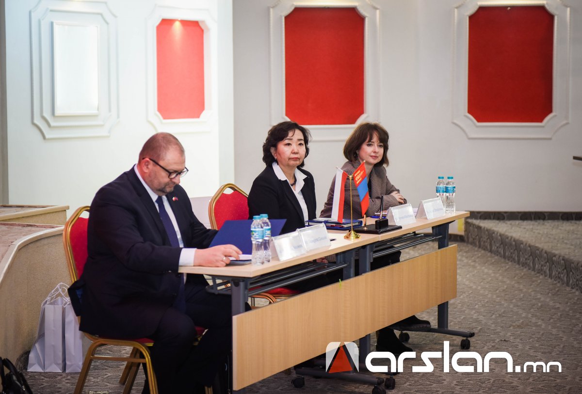 П.АЛТАНЦЭЦЭГ: Монголын уламжлалт анагаах ухааны судрын жороор хийсэн эм, танг Польш Улсад экспортлох ажлыг эхлүүлнэ