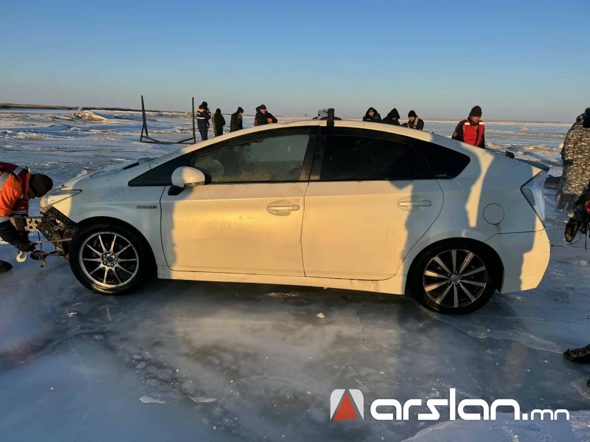 “Буйр” нуурт живсэн тээврийн хэрэгслийг 6 метрийн гүнээс татан гаргаж, 4 иргэний цогцсыг цагдаагийн байгууллагад хүлээлгэн өгчээ