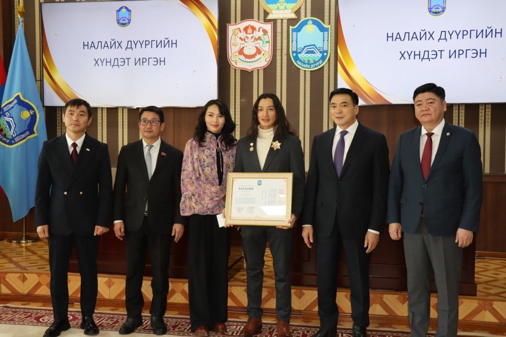 МУГЖ Л.Лхагва-Очирыг Налайх дүүргийн “Хүндэт иргэн“-ээр өргөмжиллөө