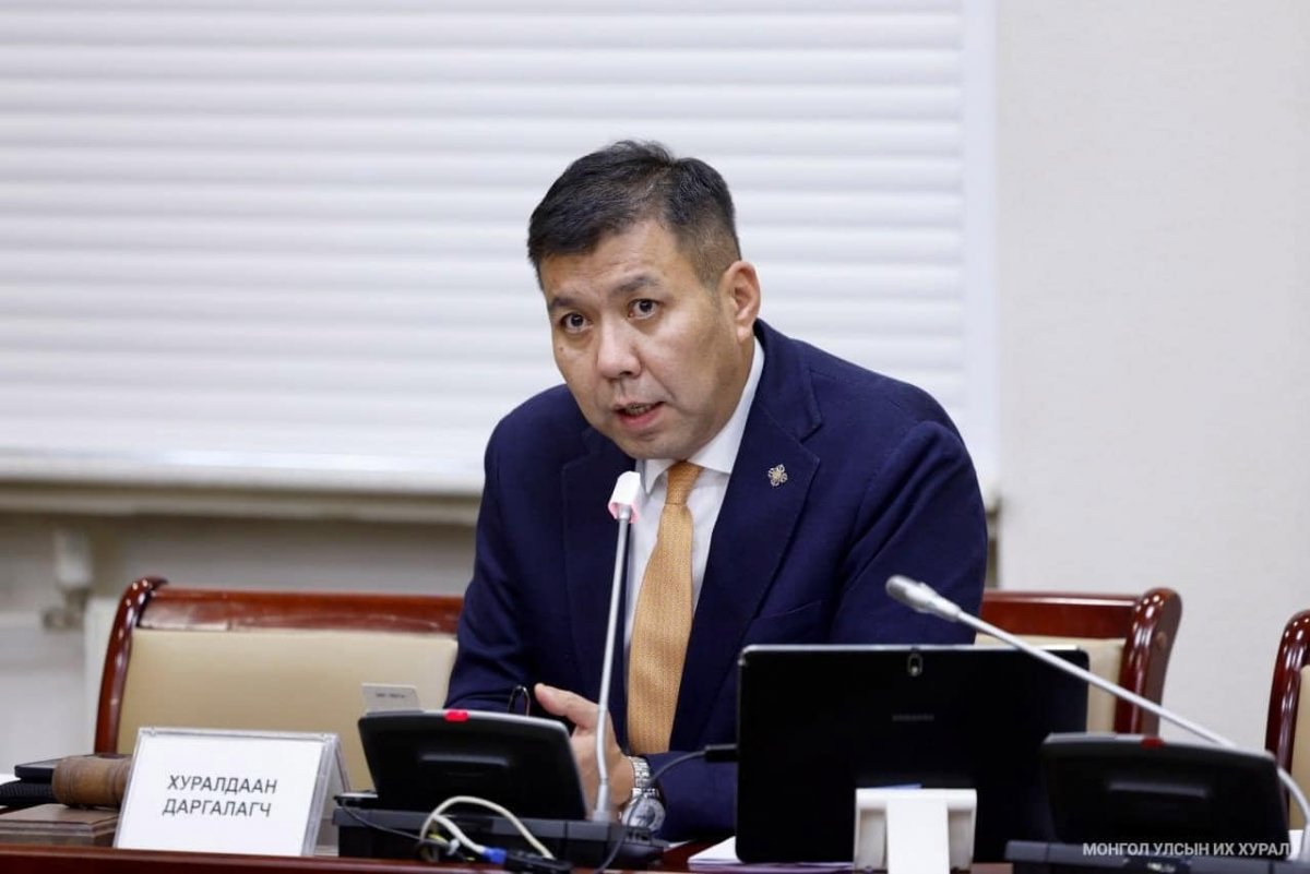 Б.Энхбаяр: 10 хилийн боомтод газар олгож, ерөнхий төлөвлөөг “Хүннү” хотын Захирагч М.Батбаярын компаниар хийлгэж байгаа юм байна. Бүр сүлжээ бий болжээ