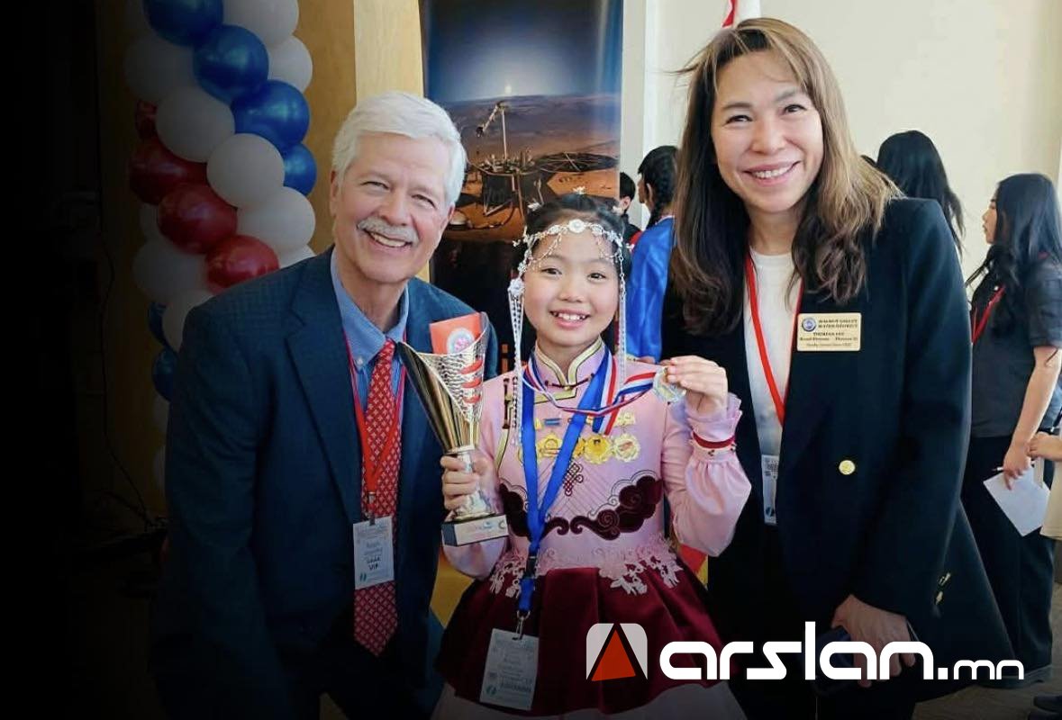 10 настай Г.Анужин цээж тооллын тэмцээнд түрүүлж, ДЭЛХИЙН АВАРГЫН цом хүртлээ