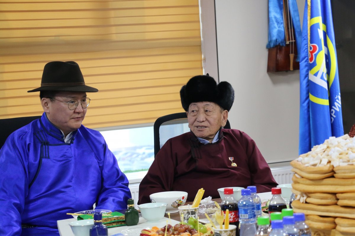 Нийтийн тээврийн бодлогын газрынхан сар шинийн золголтоо хийлээ