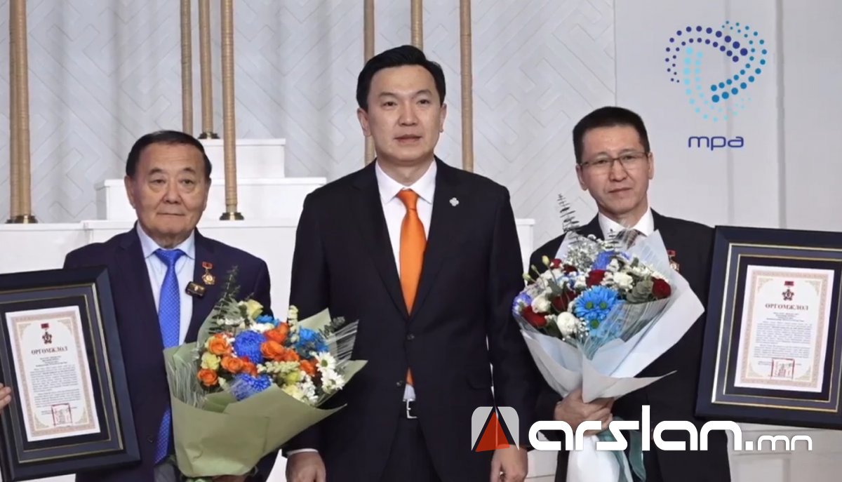 Гавьяат хуульч Ж.Бямбаа, Хууль зүйн ухааны дэд профессор А.Эрхэсхулан нарт Б.Чимидийн нэрэмжит шагнал хүртээлээ