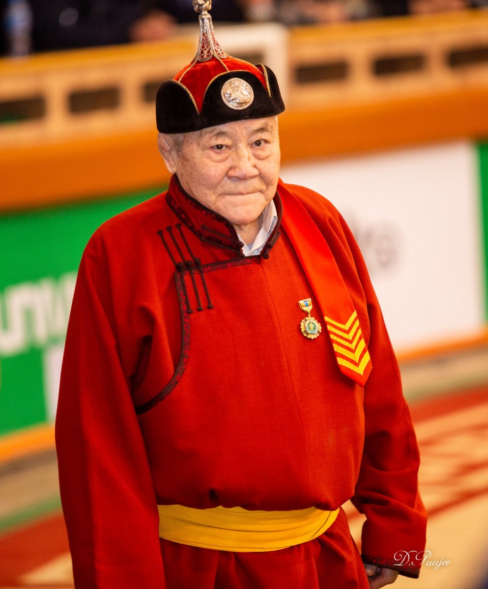 Гавьяат тамирчин Д.Сэрээтэрт Хөдөлмөрийн баатар цол хүртээнэ