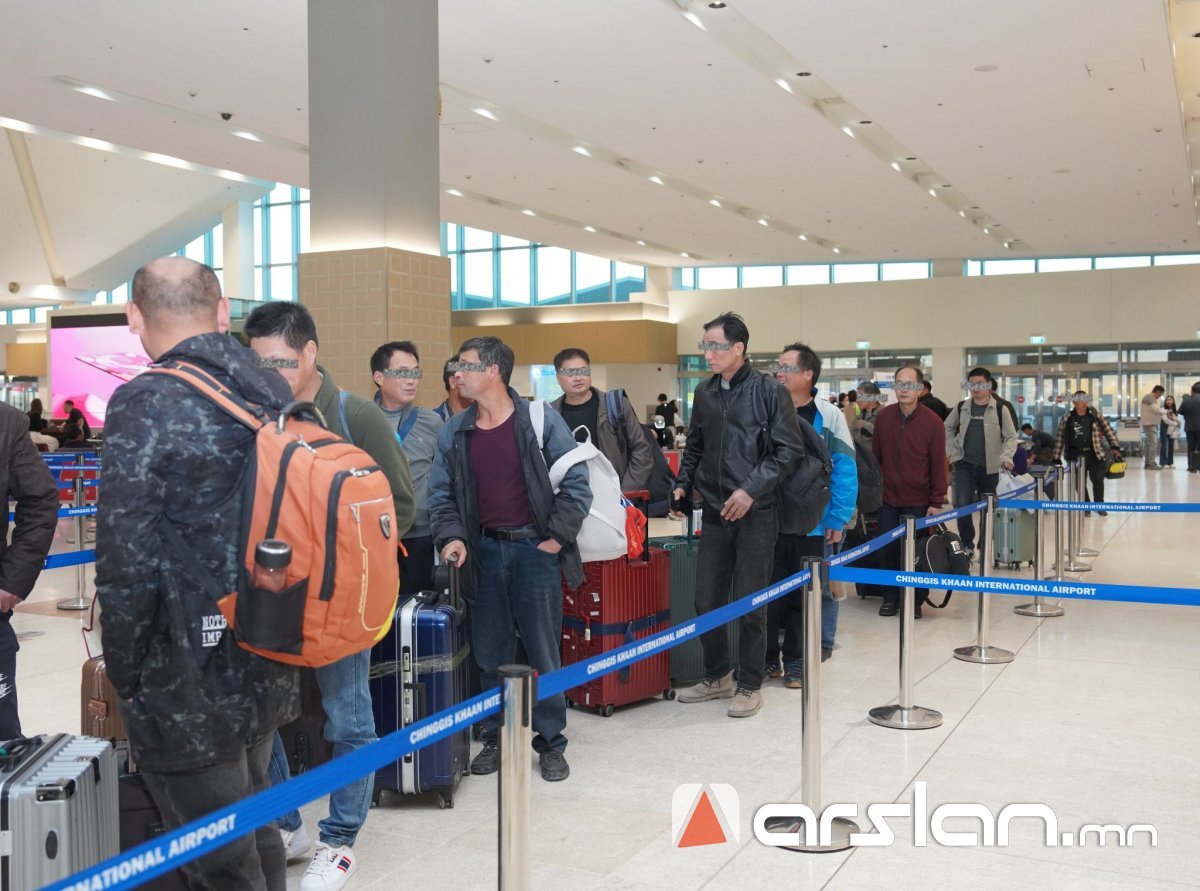 ШУУРХАЙ: Хууль бусаар хөдөлмөр эрхэлж байсан Вьетнам хоёр, БНХАУ-ын 53 иргэнийг албадан гаргажээ