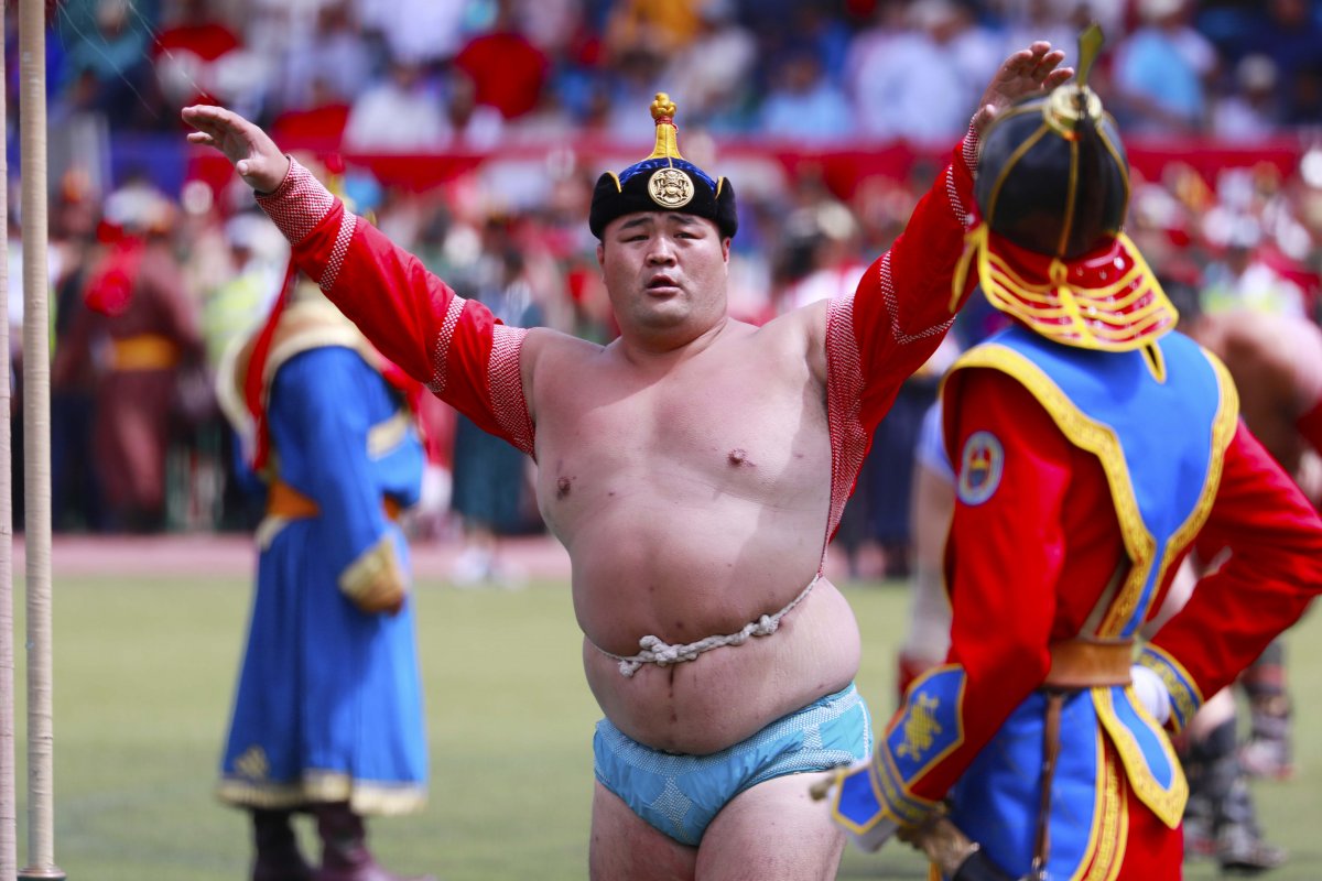 Шинэ Үндсэн хууль батлагдсаны 34 жилийн ойн барилдаанд Э.Оюунболд тэргүүтэй 128 бөх зодоглоно