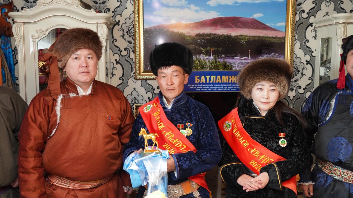 Баяндэлгэр сумын малчин М.Нямжав, Д.Дүүрэнбилэг нар улсын аварга малчин болж, 30 гаруй жилийн хөдөлмөрөө төрдөө үнэлүүллээ