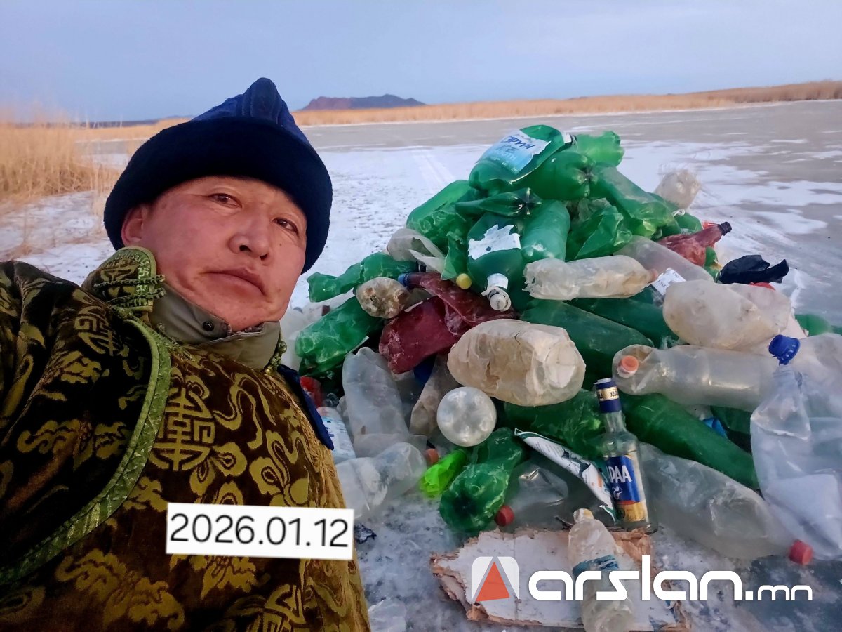 Бадамлянхуа цэцгийг дэлбээлүүлэхийн тулд иргэн М.Чагнаадорж Хатан далай нуурыг 4 жилийн турш цэвэрлэж байна