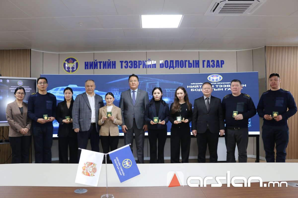 Авто тээврийн хяналтын Улсын байцаагчийн эрхээ авсан албан хаагчдад  үнэмлэх, тэмдгийг олголоо