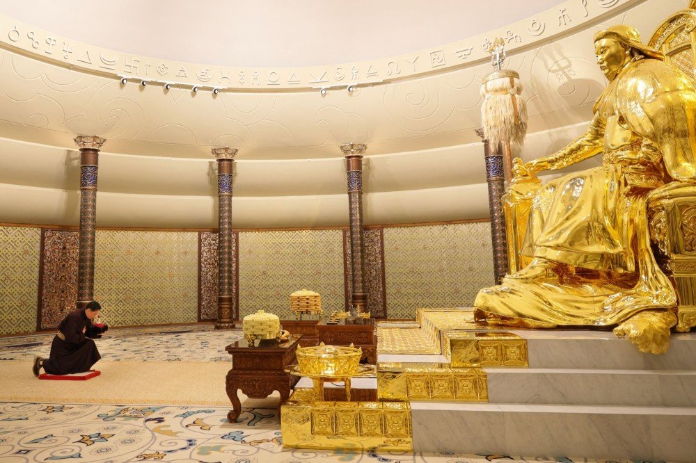 Ерөнхийлөгч У.Хүрэлсүх Эзэн Богд Чингис хааны шүтээнд хүндэтгэл үзүүлэв