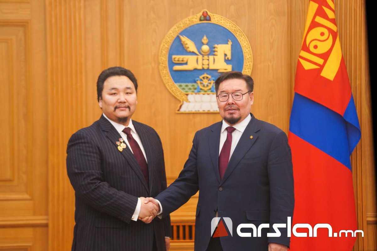 Ардын жүжигчин Э.Амартүвшин “Ерөнхий сайдын нэрэмжит шагнал”-аа 200 сая төгрөгийн хамт гардлаа