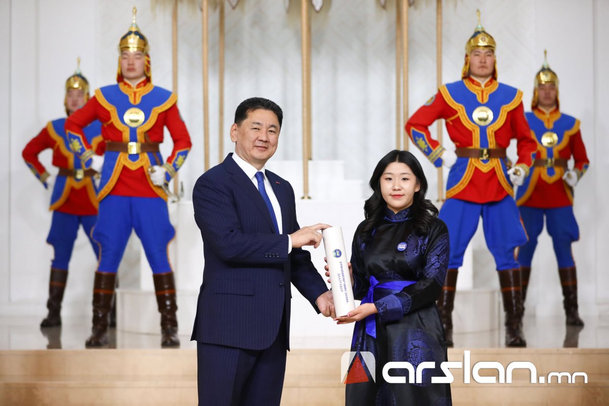 ФОТО: “Ерөнхийлөгчийн илгээлт-2100” хөтөлбөрийн эздэд захиа, даалгавар гардууллаа