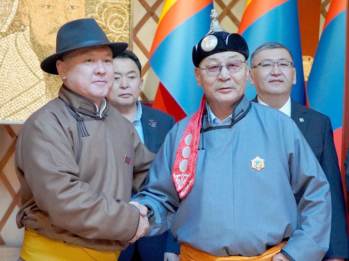 Аймаг, нийслэлийн шилдэг уяачид, уралдаанч хүүхдүүдэд шагнал гардууллаа