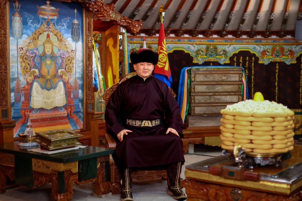 Хар Зүрх уулыг Гал морин жилийн босгон дээр төрийн тахилгатай болгохыг зарлигдлаа