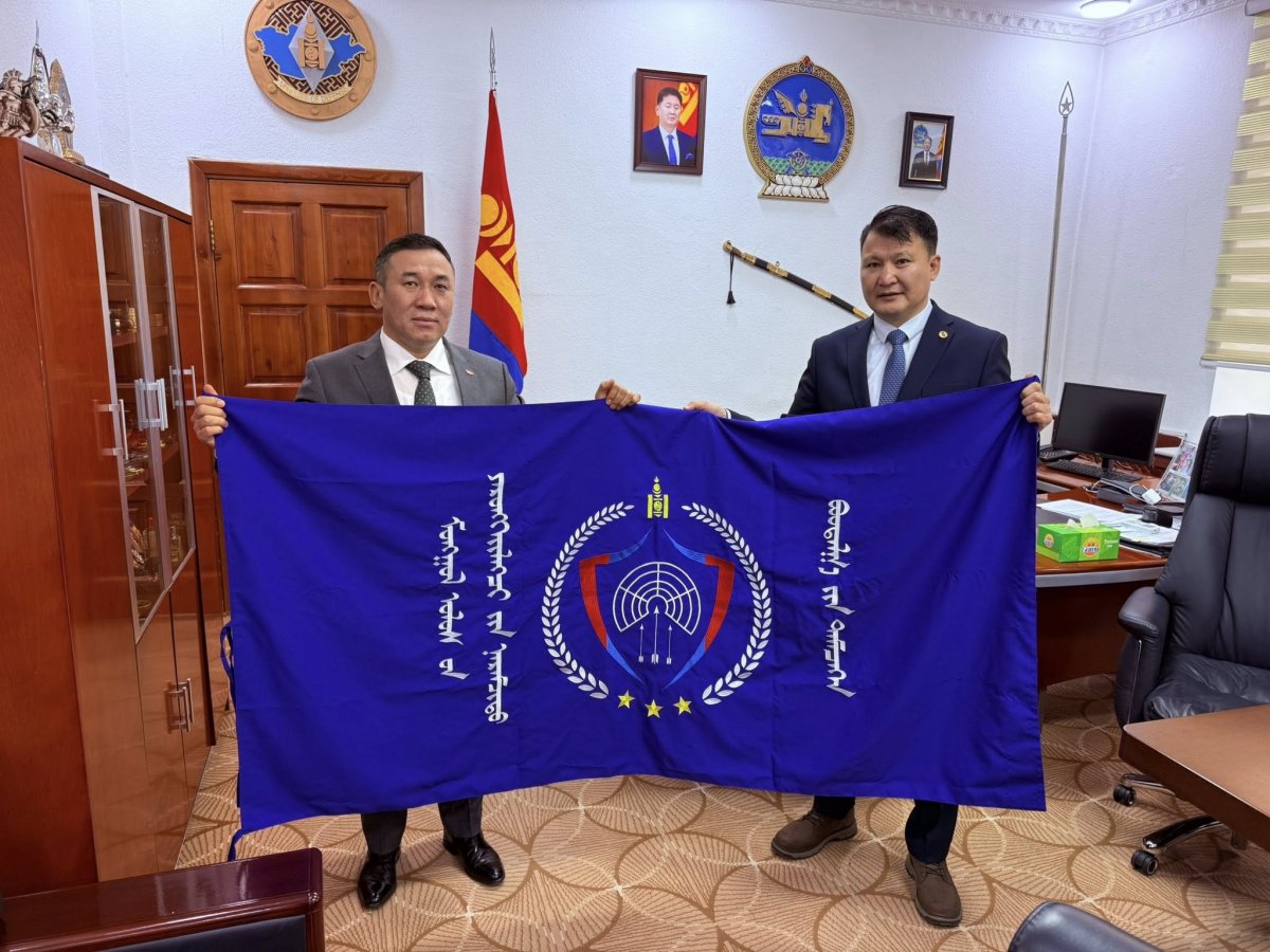 “Буудлагын аварга шалгаруулах тэмцээн”-ий шилжин явах тугийг  ДХИС-ийн захирал Т.Сүхболдод гардууллаа