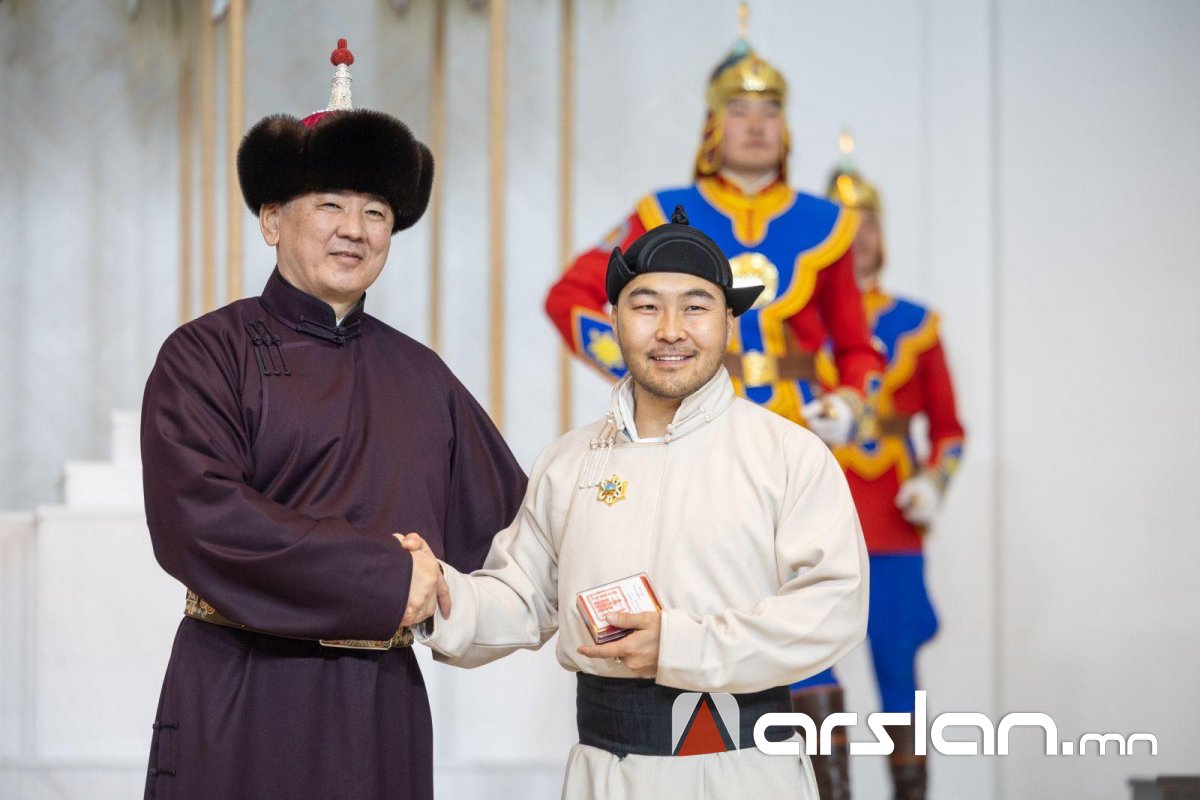 “Монгол адууны диваажин“ НҮТББ-ын тэргүүн Б.Наранбадрахыг Алтангадас одонгоор шагналаа