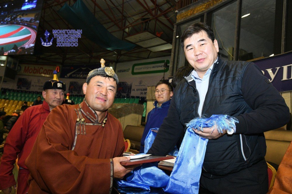 Сар шинийн барилдааны нэгийн даваанд Дархан аварга А.Сүхбат, Улсын аварга П.Бүрэнтөгс өвдөг шороодлоо