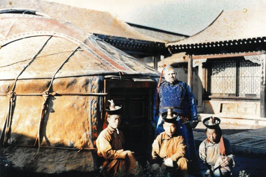 Их жанжин Д.Сүхбаатарын 20 настай үеийн гэрэл зургуудыг шинээр илрүүлжээ