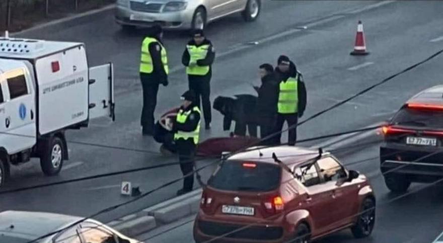 Гарцгүй газраар зам хөндлөн гарч яваад автомашинд мөргүүлж нас баржээ