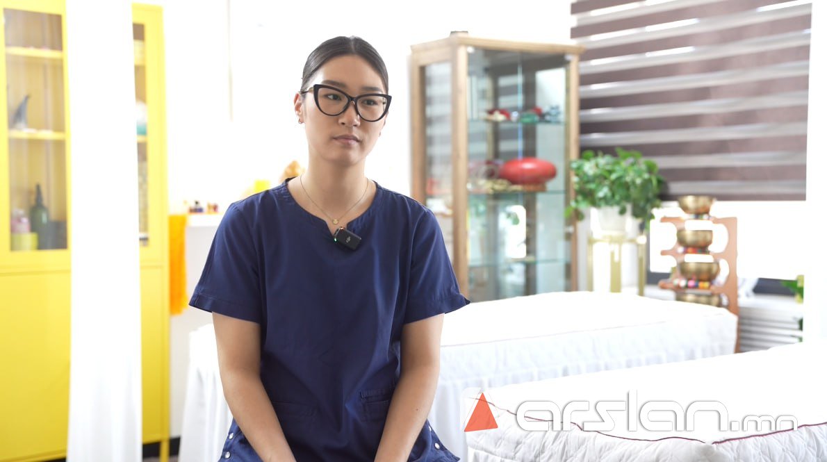 О.Баярцэцэг: Уламжлалт эмчийн үзлэг, оношилгоо, эмчилгээг хийхээс  гадна энэтхэгийн дуут аяган эмчилгээг хийж байна