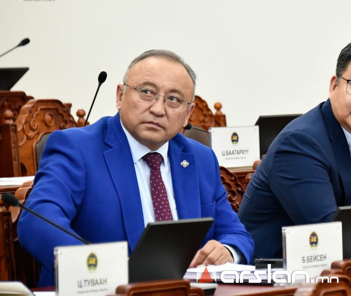 Парламентад “тодорч чадахгүй“ яваа Б.Бейсен гишүүн ₮878 саяын 3 ОРОН СУУЦ, ₮55 саяын ХАДГАЛАМЖТАЙ