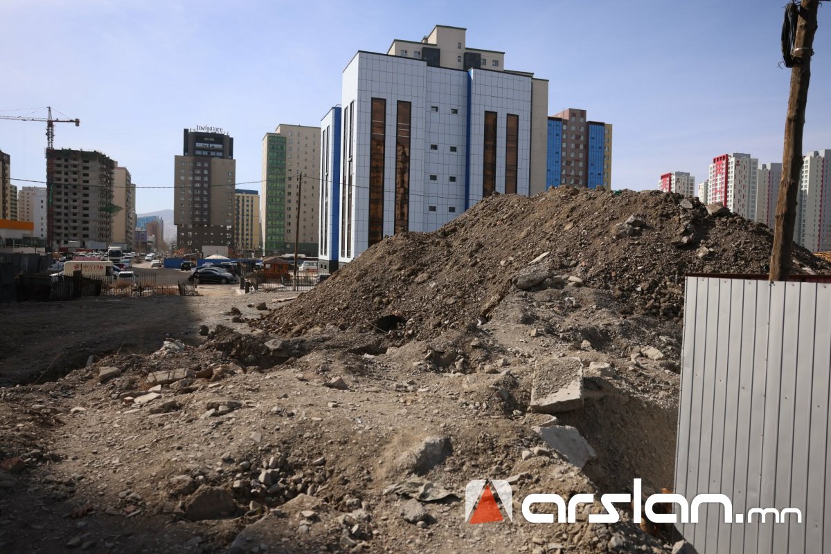 Барилгын компаниуд нийтийн эзэмшлийн талбай дээр их хэмжээний шороо овоолжээ