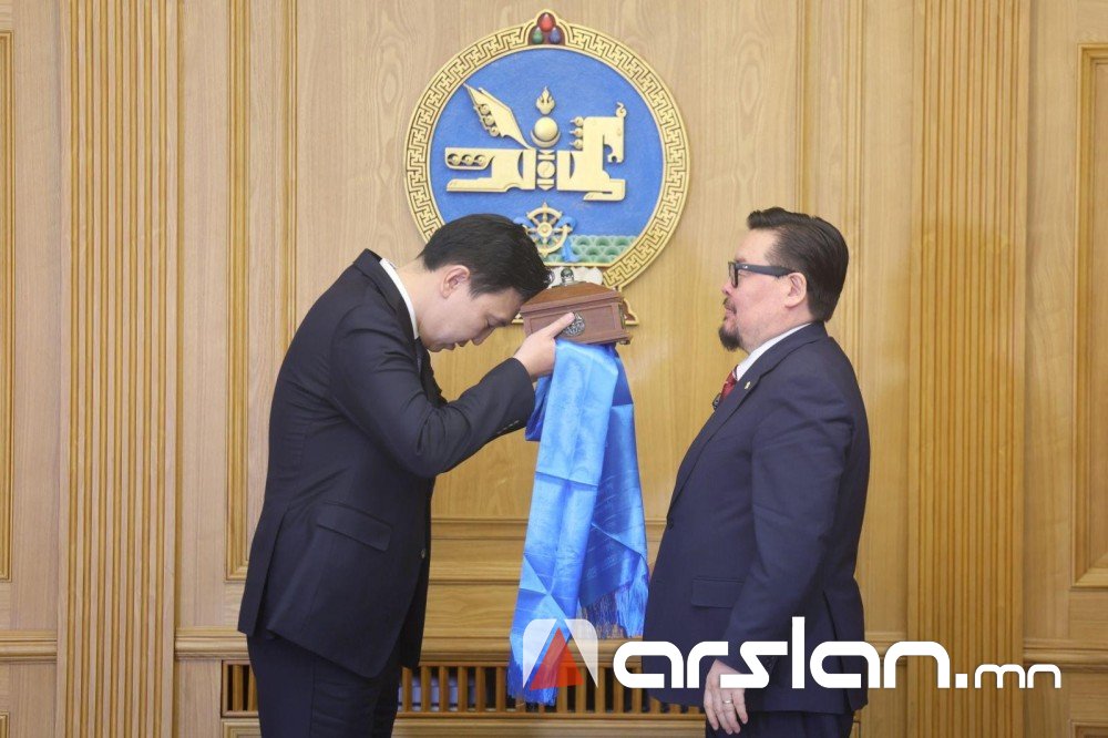 Р.Эмүжин :  Саяхны урвалт шарвалтын эздээ сайтар бодож, нэг талдаа зогсож чадсан хүнээр л УИХ-ыг удирдуулья