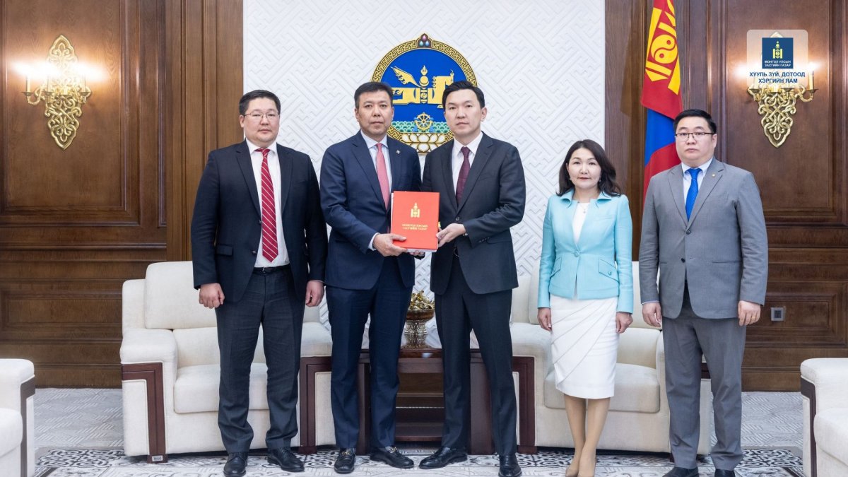 Мансууруулах эм, сэтгэцэд нөлөөт бодисын эргэлтэд хяналт тавих тухай хуулийн шинэчилсэн найруулгын төслийг өргөн мэдүүлэв