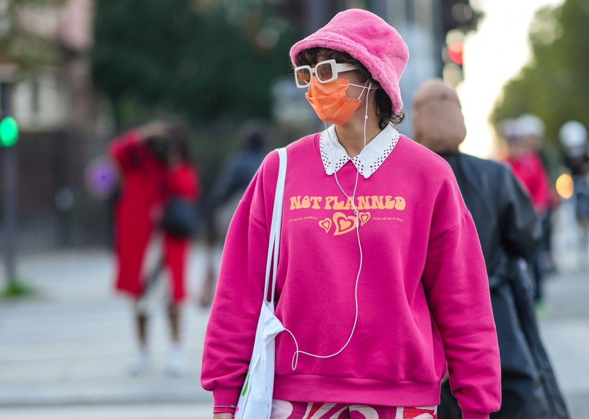 “Gen Z” үеийнхэн утастай чихэвчийг “аварч”, борлуулалт 20 хувиар өсжээ