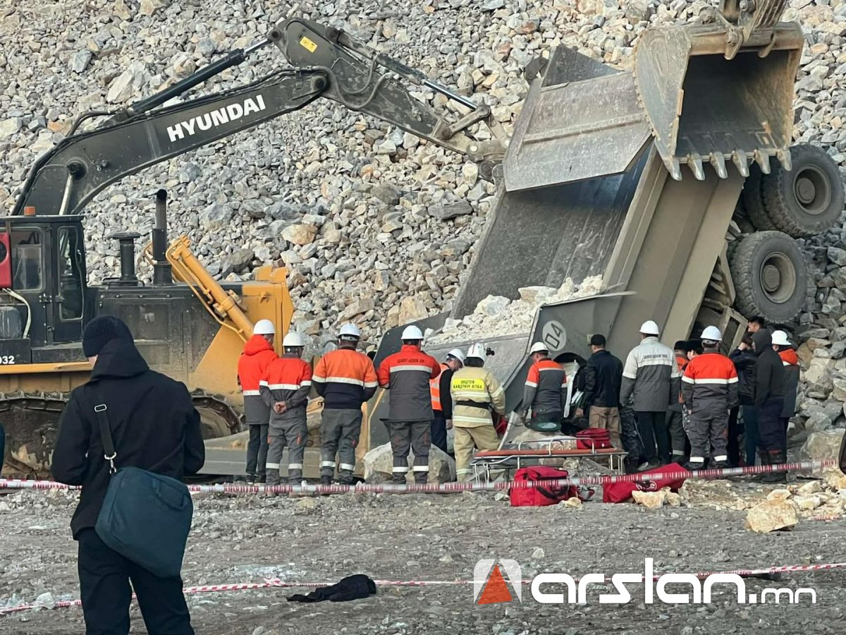 Хөтөлд хүнд даацын автомашин овоолго руу унаж, 28 настай залуу хавчуулагджээ