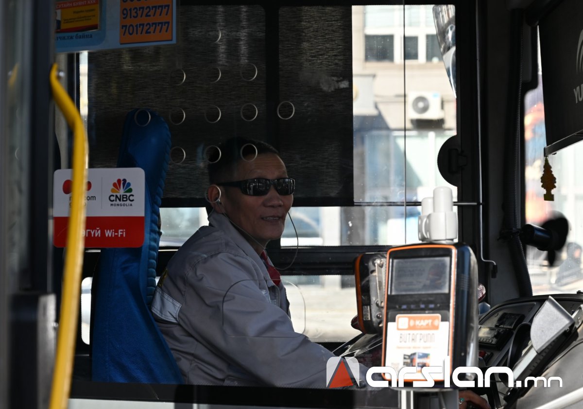 Автобусны жолооч Ц.Батбаяр хүүхдийн хаясан утсыг олж өгчээ