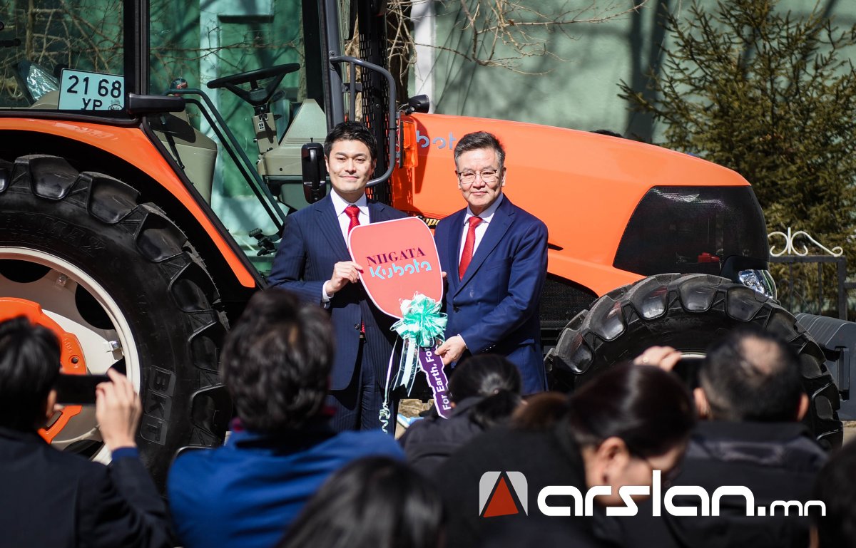 “НИЙГАТА КҮБОТА“ ХХК ХААИС-ийн оюутан залуусыг дэмжих, технологийн чадамжийг сайжруулах зорилгоор “Kubota M135X“ маркын трактор хандивлалаа