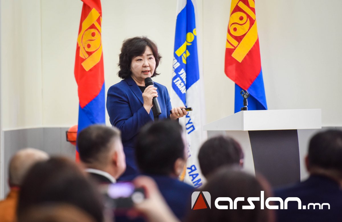 Эм зүйн удирдах ажилтнууд чуулж, эм хангамжийн байгууллага, салбарт тулгамдаж буй асуудлаа хэлэлцэж байна