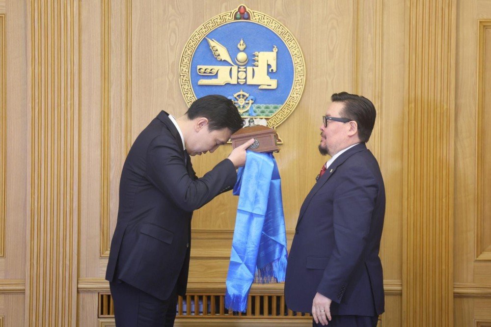 Шинэ Ерөнхий сайд Н.Учрал Засгийн газрын тамгаа гардан авчээ