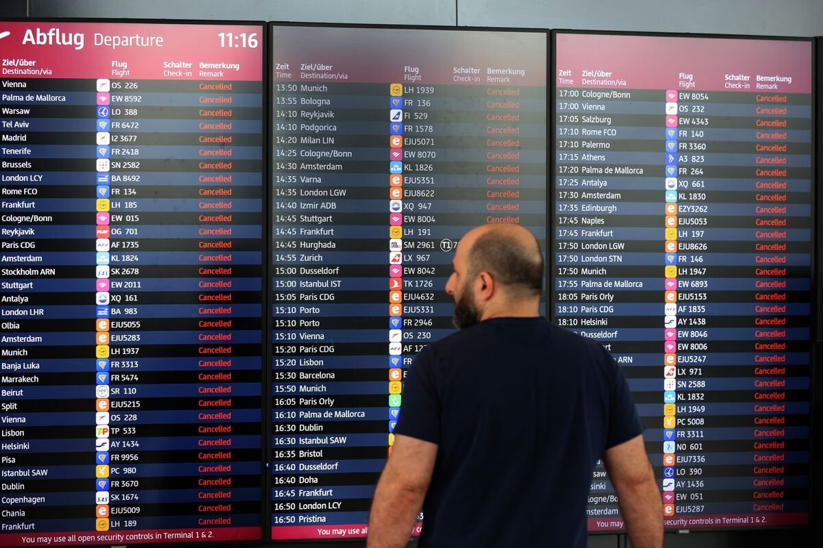 Германы Берлин-Бранденбургийн маргаашийн бүх нислэг цуцлагджээ