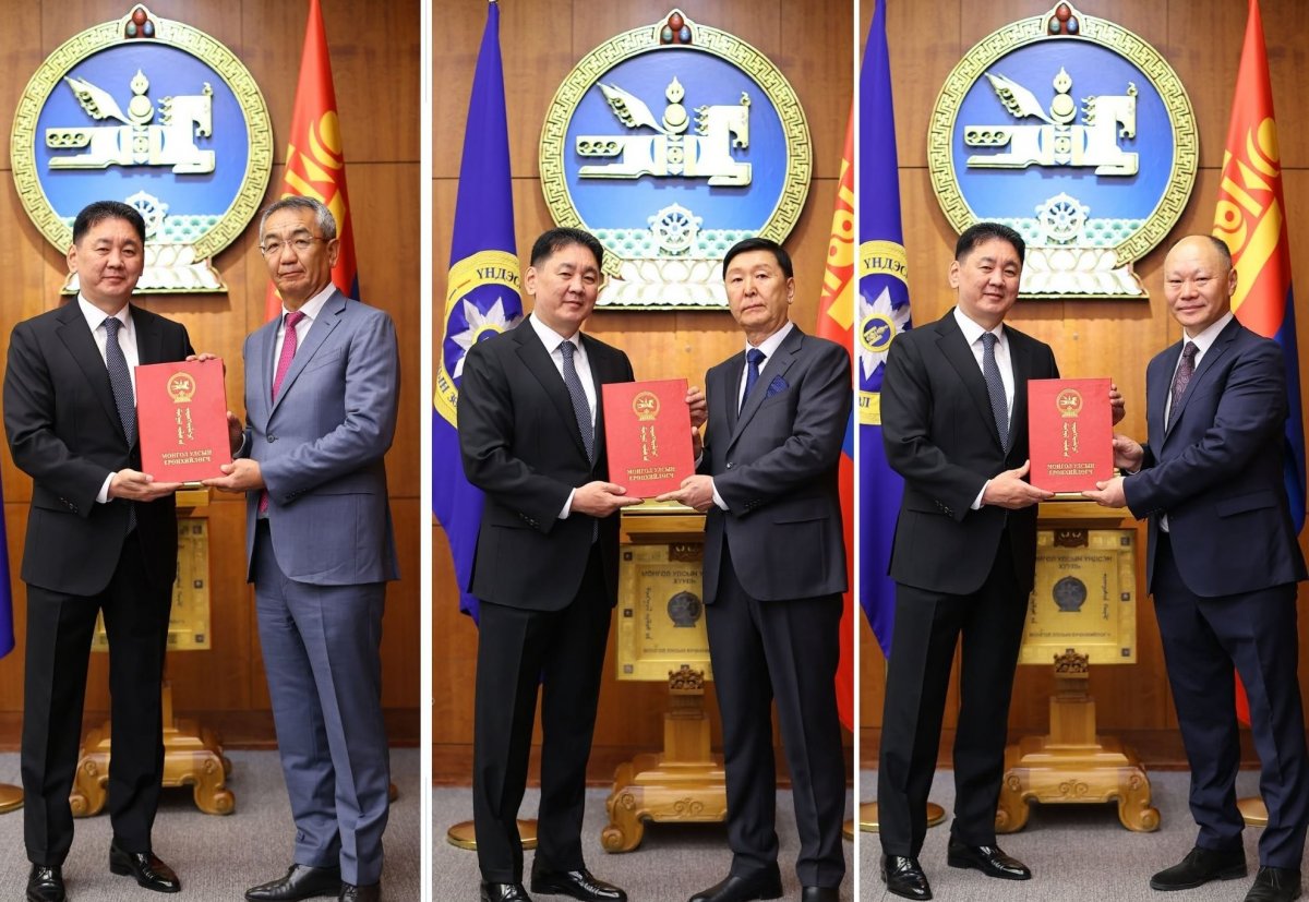 УИХ-ын гишүүн асан Ц.Мөнх-Оргил нарын 13 элчин сайдад Итгэмжлэх жуух бичгийг нь гардуулжээ