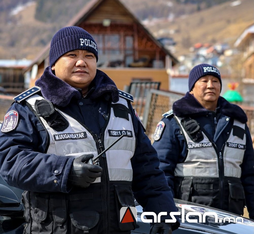 Цагдаа нар шатаж буй байшингаас 63 настай эрэгтэйг гаргаж, аварчээ