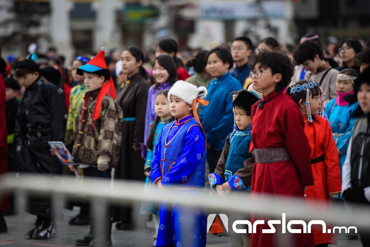 ФОТО:  Төв талбайд 3333 сурагч “ТУСГААР ТОГТНОЛ” шүлгийг уншлаа