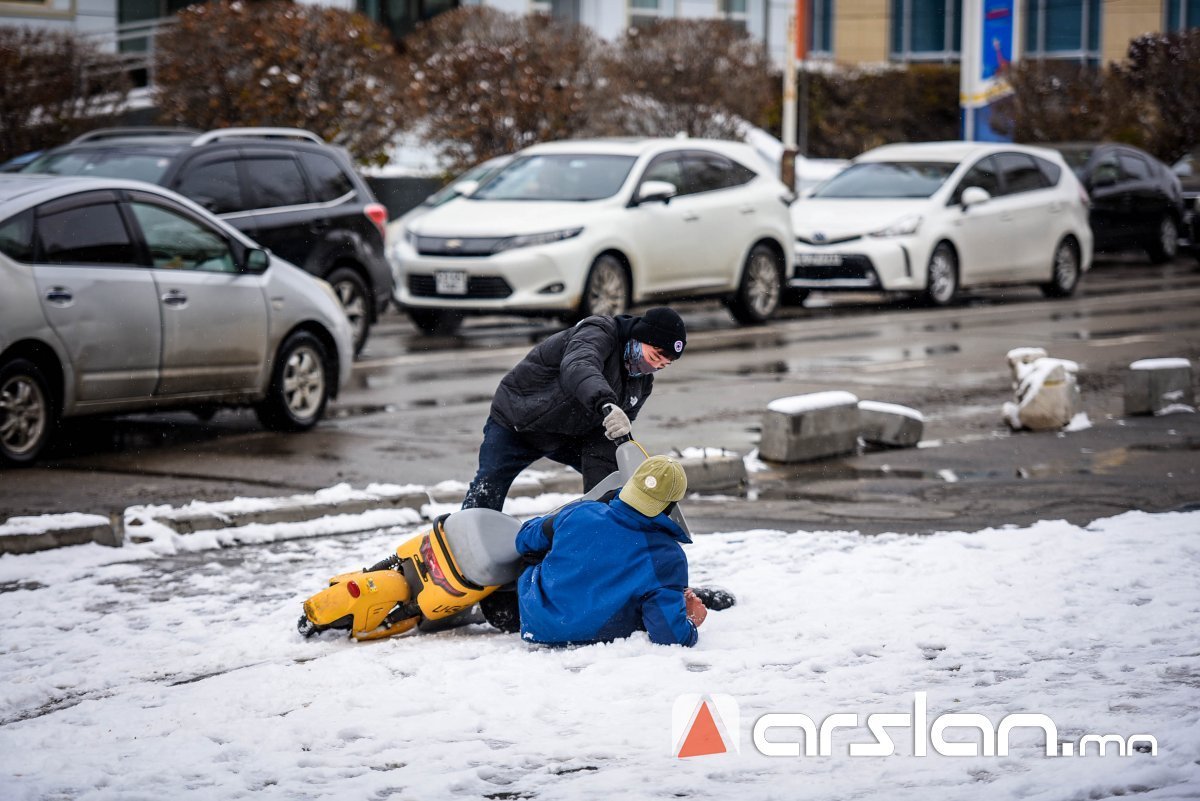 Насанд хүрээгүй иргэн скүүтер, мопед зэргээр явган хүний замаар зорчвол эцэг эхийг нь ₮100 мянгаар торгоно