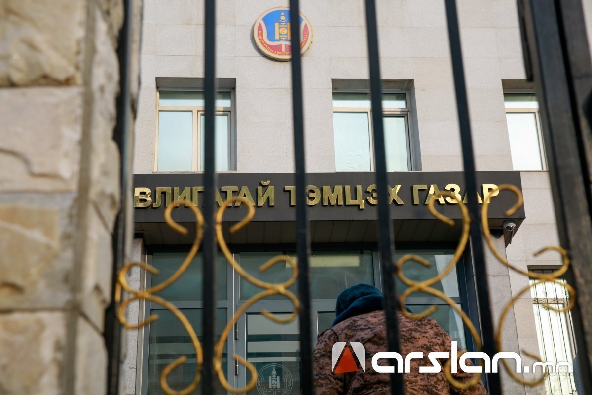 Албан тушаалаа ашигласан эцэг, хүү хоёроос 1.5 тэрбум төгрөг ГАРГУУЛАХААР болжээ