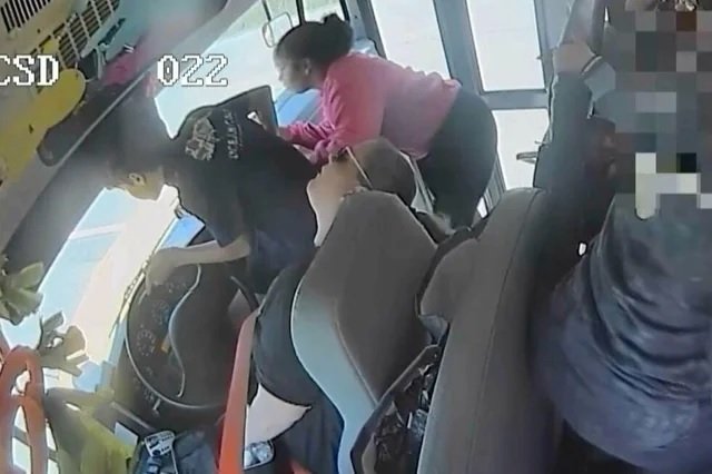 АНУ-ын Килн хотод 11, 12 настай хүүхдүүд жолоодлогогүй болсон автобусыг зогсоожээ