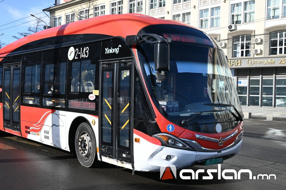 Буух гэж байсан зорчигчийг хаалгаараа хавчсан автобусны жолоочийг ₮25 мянгаар торгов